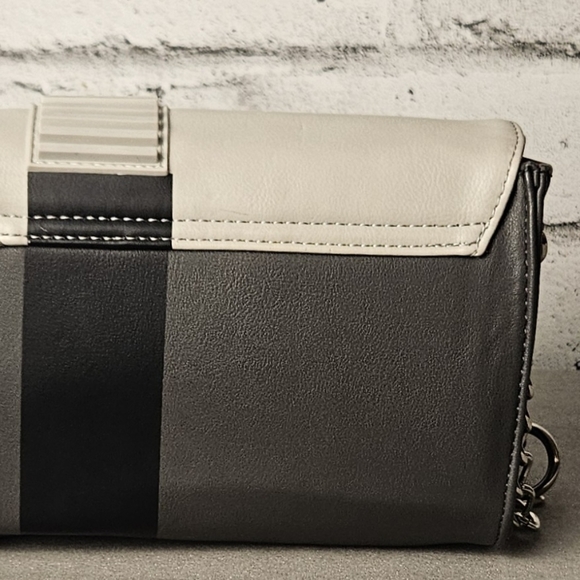 Nintendo NES Console Crossbody Bag Retro Gamer Chain Strap Purse - Picture 12 of 12